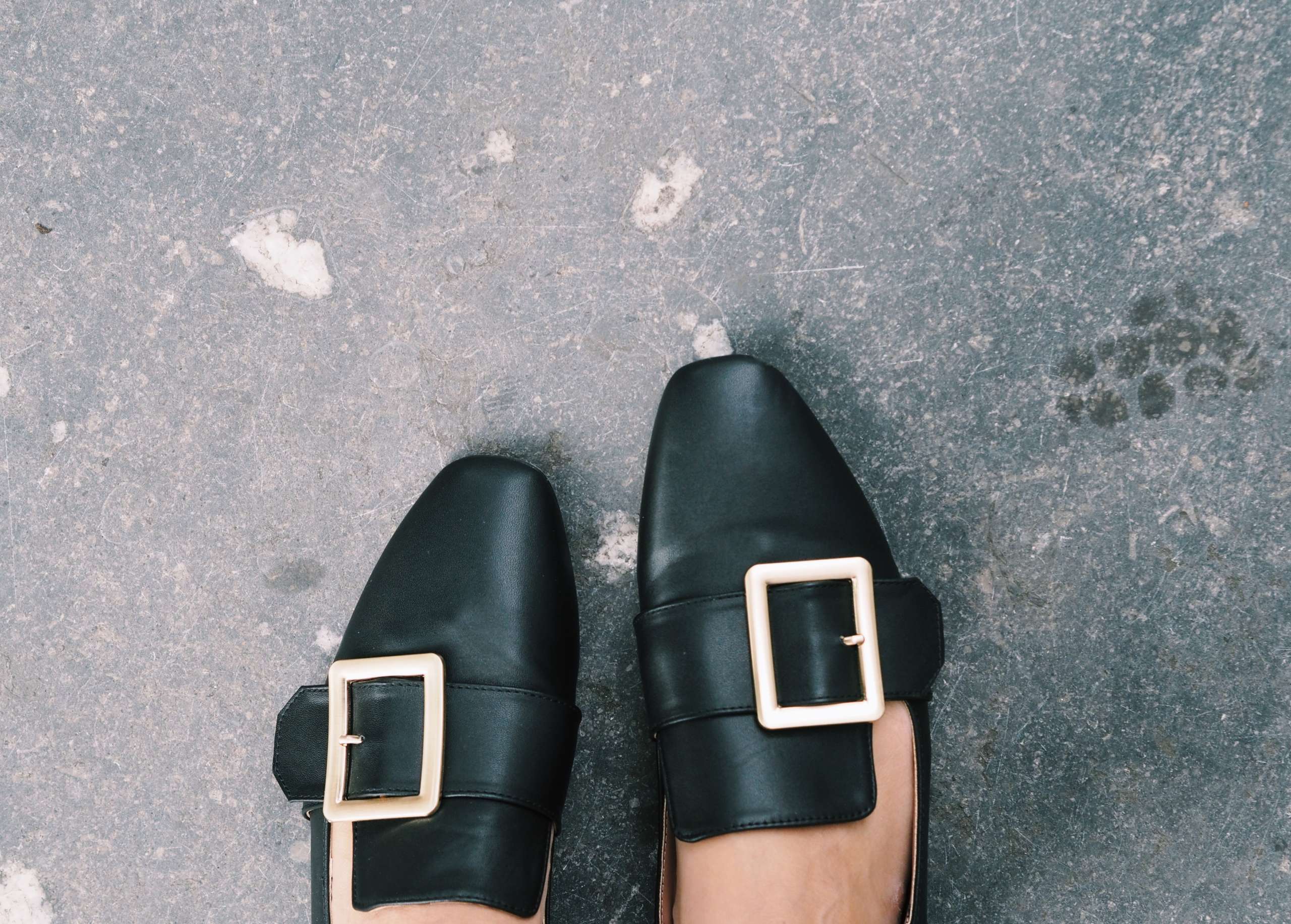 falltrends2016-fashion-blogger-frayed-hem-jeans-ruffles-sleevesstyle-slippers