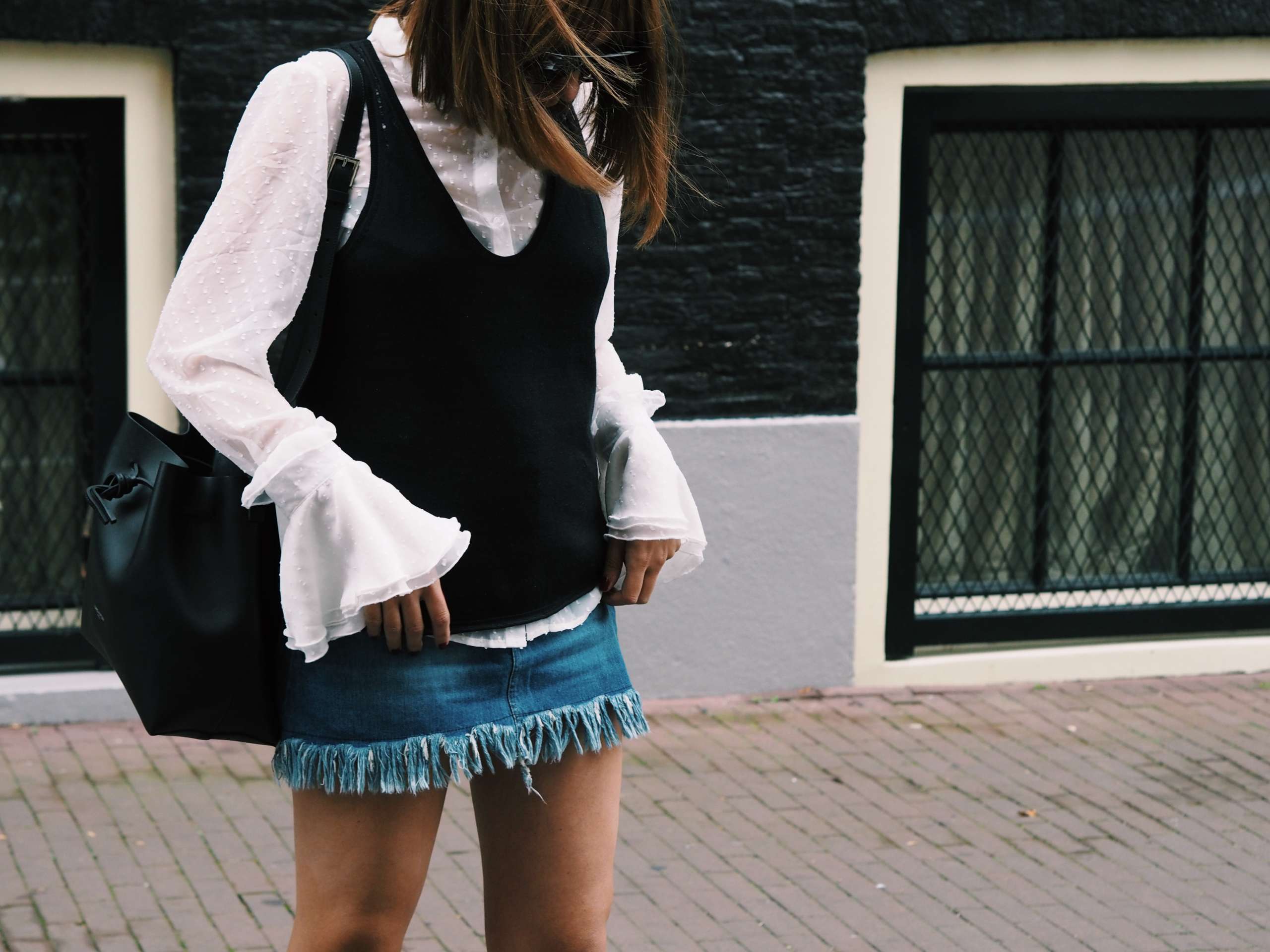 falltrends2016-fashion-blogger-frayed-hem-jeans-ruffles-sleevesstyle-slippers