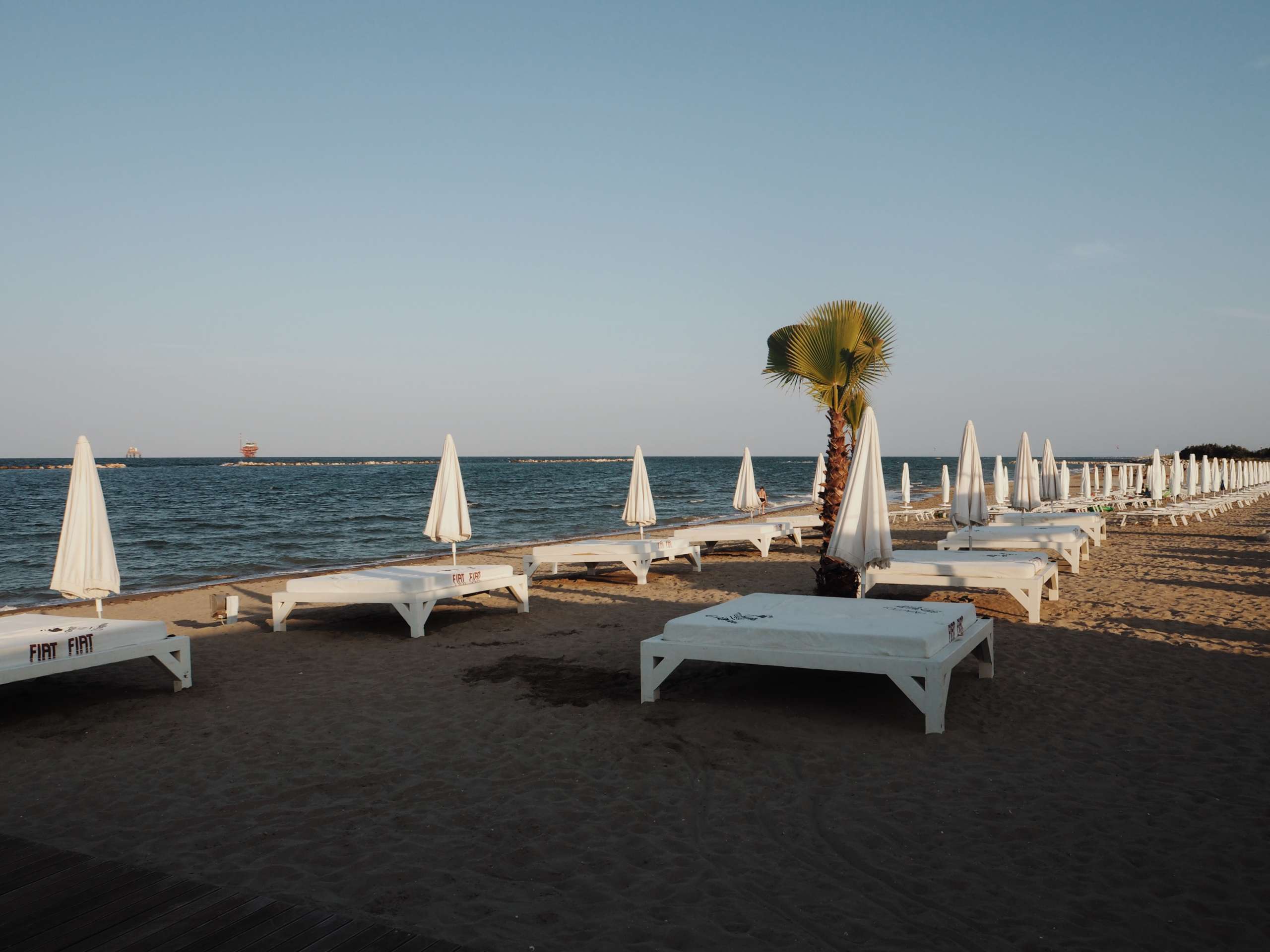 beach-club--Elliot-Mann-Italy-laura-gravestock--nicole-vienna-otterbox-phone-case-summer--Ana-Alcazar-cala-celeste-lido-adriano